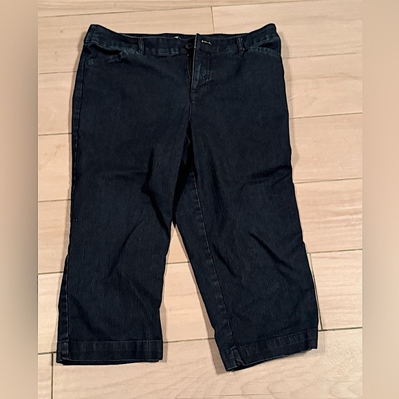 Women's Black capri Jeans size 12 - Picture 1 of 5